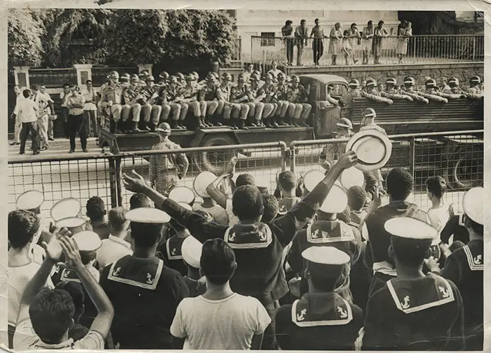 Revolta de marinheiros em preto e branco.
