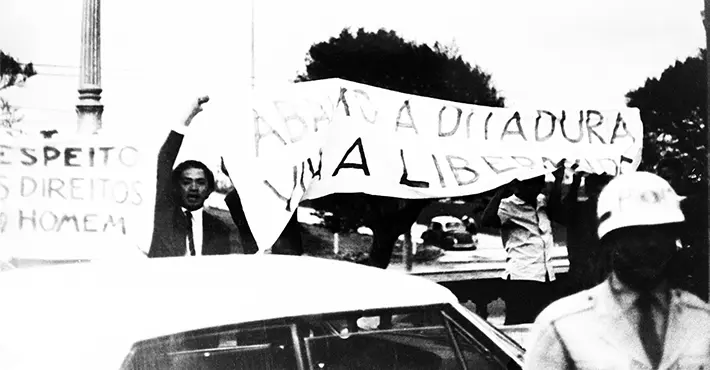 Manifestação de 1965 com faixas e protesto.
