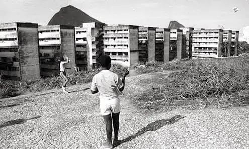 Crianças brincando com pipas em cena urbana preto e branco, 1974.