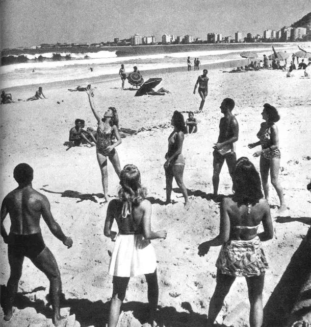 Jogo de peteca na praia de Copacabana, 1950