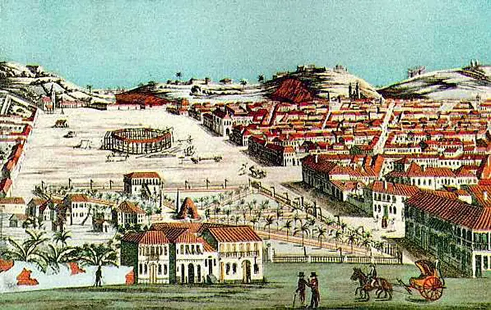 Cidade histórica com construções baixas, espaços abertos e monte coberto de vegetação.