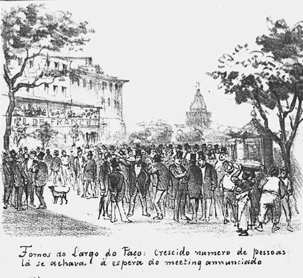 Multidão em frente ao Hotel de France, com cúpulas e cachorro.