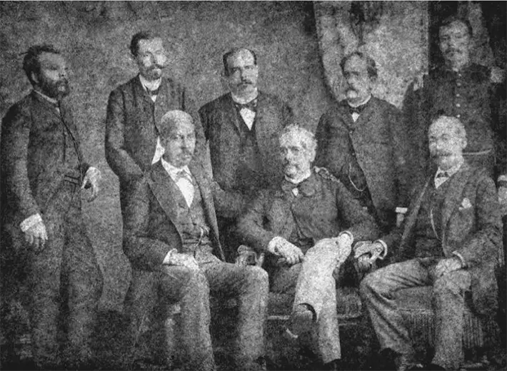 Grupo de homens em trajes formais, cerimônia formal.