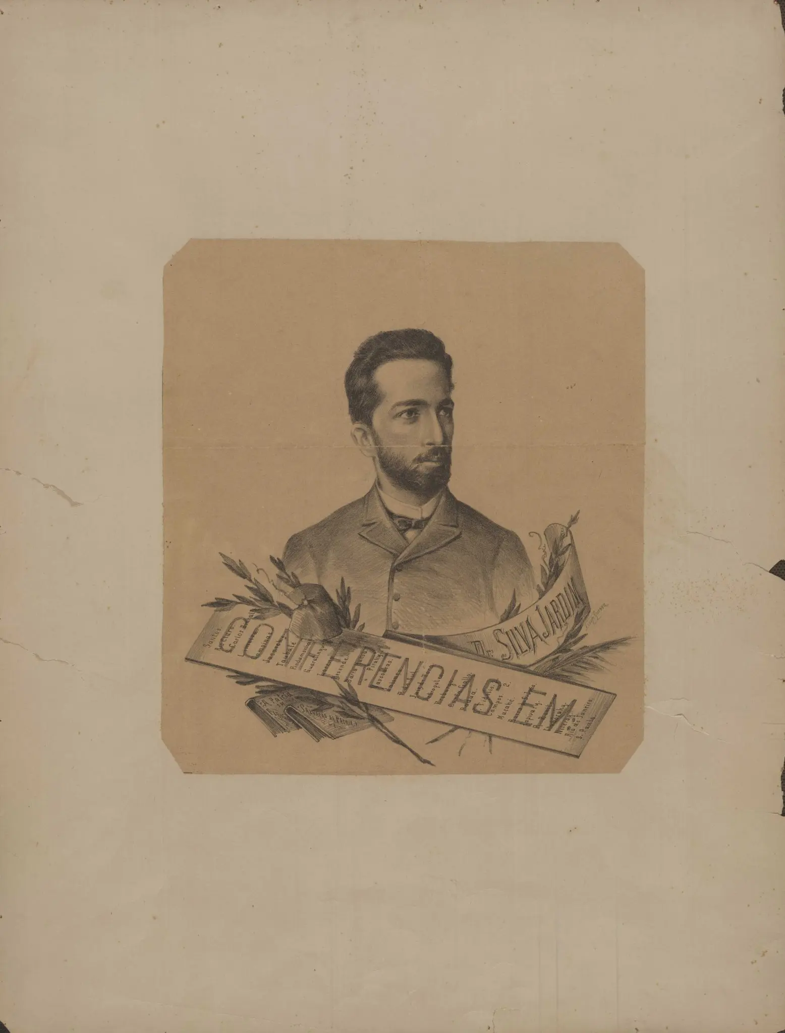 Retrato de homem sorridente em terno clássico, cartaz de conferências em Silva Jardim.