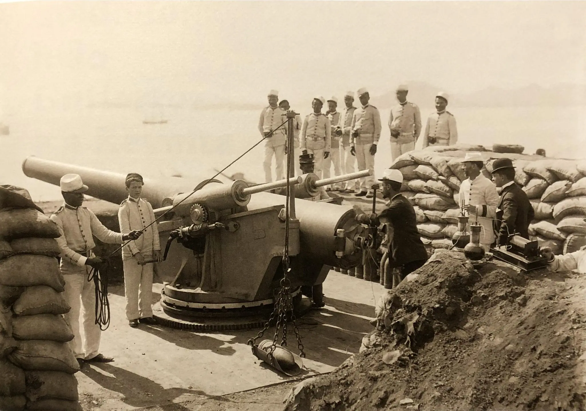 Tropa legalista demonstrando manuseio de canhão em 1893.
