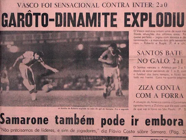 Jogador de futebol marcando gol em destaque.
