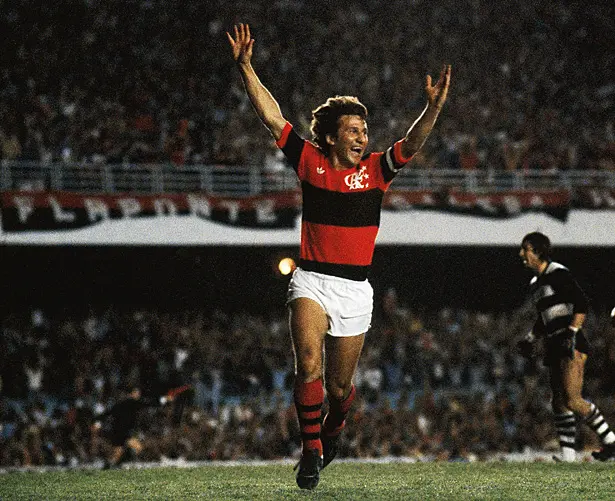 Jogador de Flamengo comemorando gol em campo.