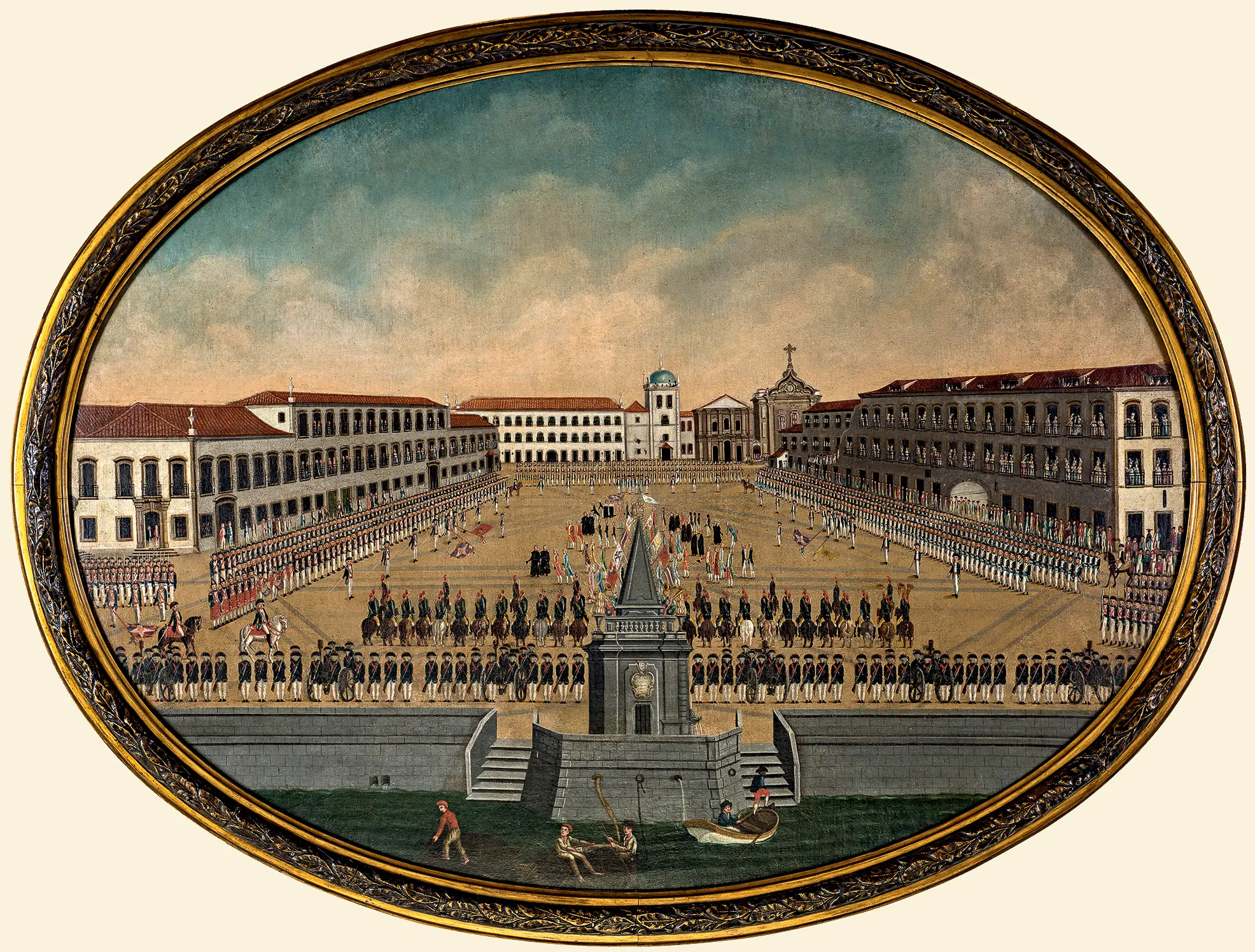 Pintura ovalada de praça histórica com multidões de pessoas em uniformes militares, torre e cruz no telhado.