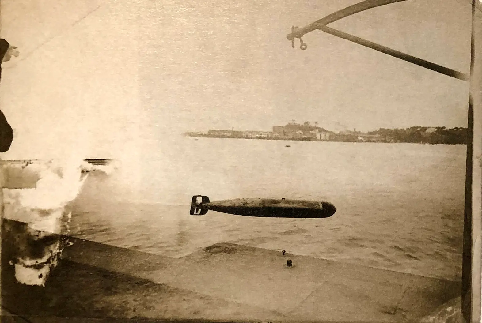 Navio disparando projétil em paisagem urbana, 1910.