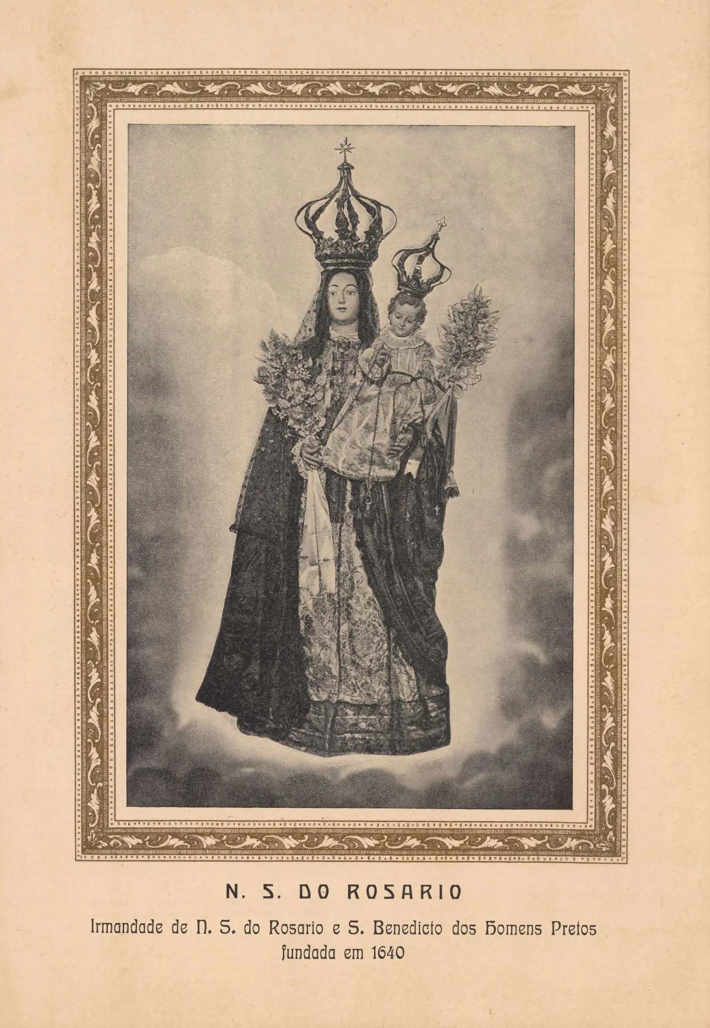 Gravura preto e branco de Nossa Senhora do Rosário com bebê, coroada e flanqueada por coroas de flores.