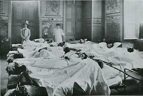 Hospital durante a Gripe Espanhola, pacientes em leitos, figura formal à esquerda, figura clara ao fundo.