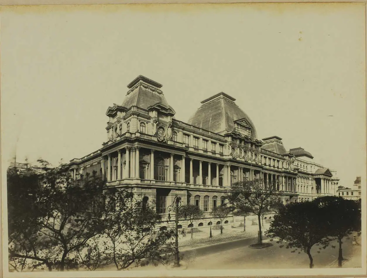 Edifício monumental com cúpulas laterais e fachada decorativa.