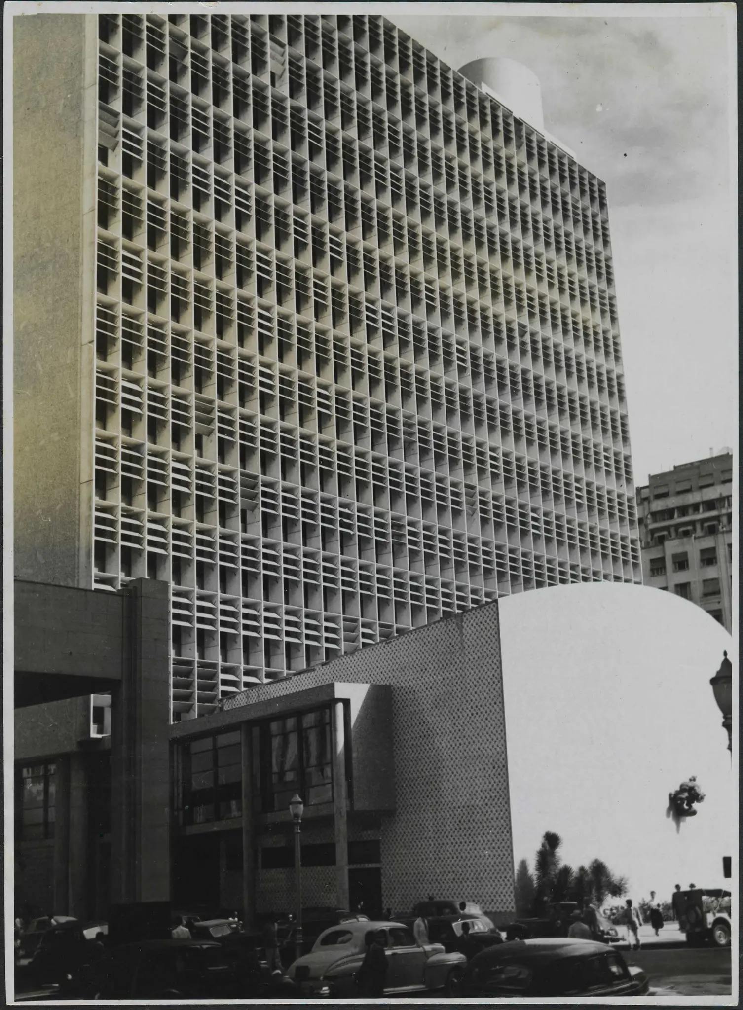 Edifício moderno com janelas retangulares e estrutura arredondada.