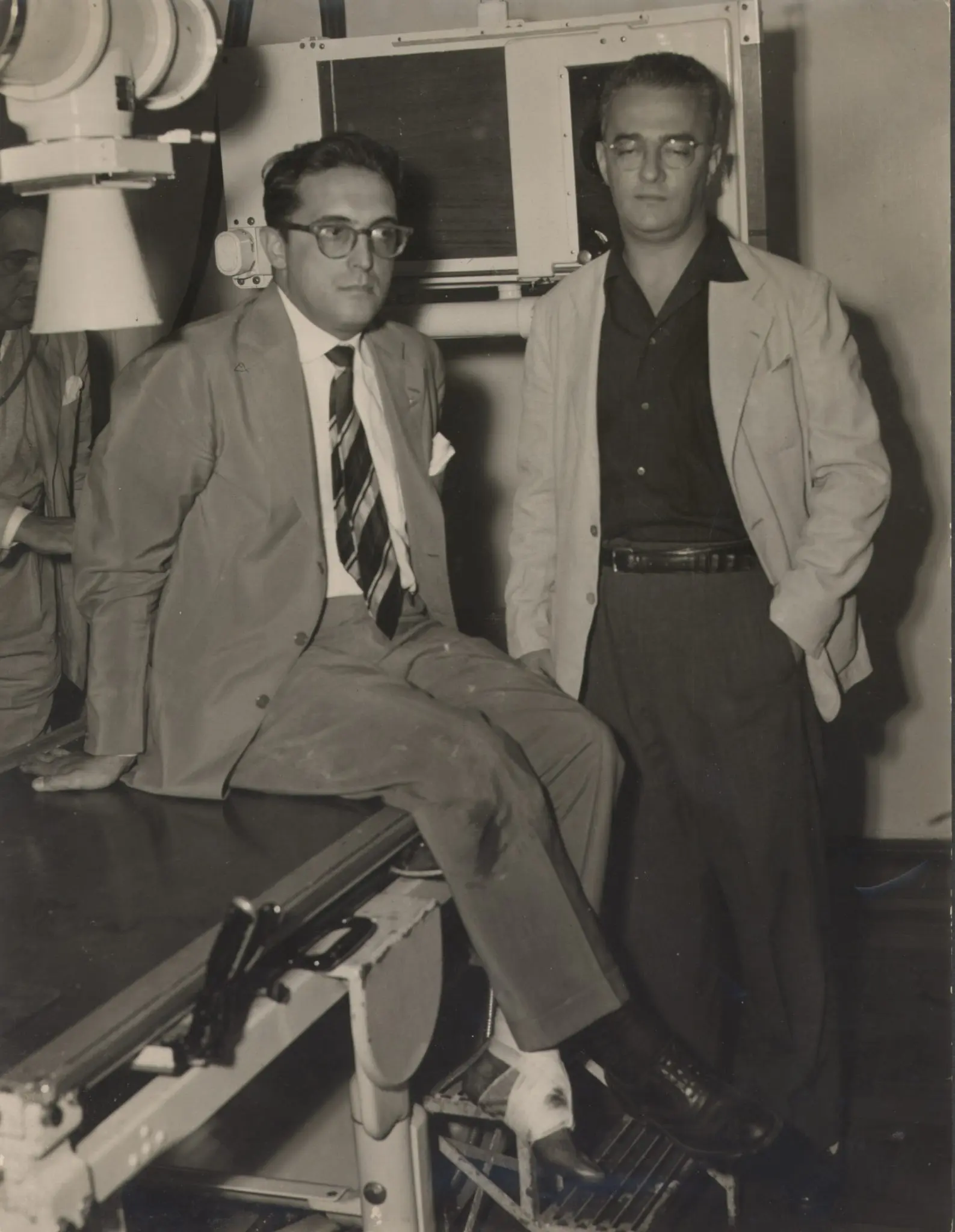 Dois homens em consultório médico, um sorrindo.