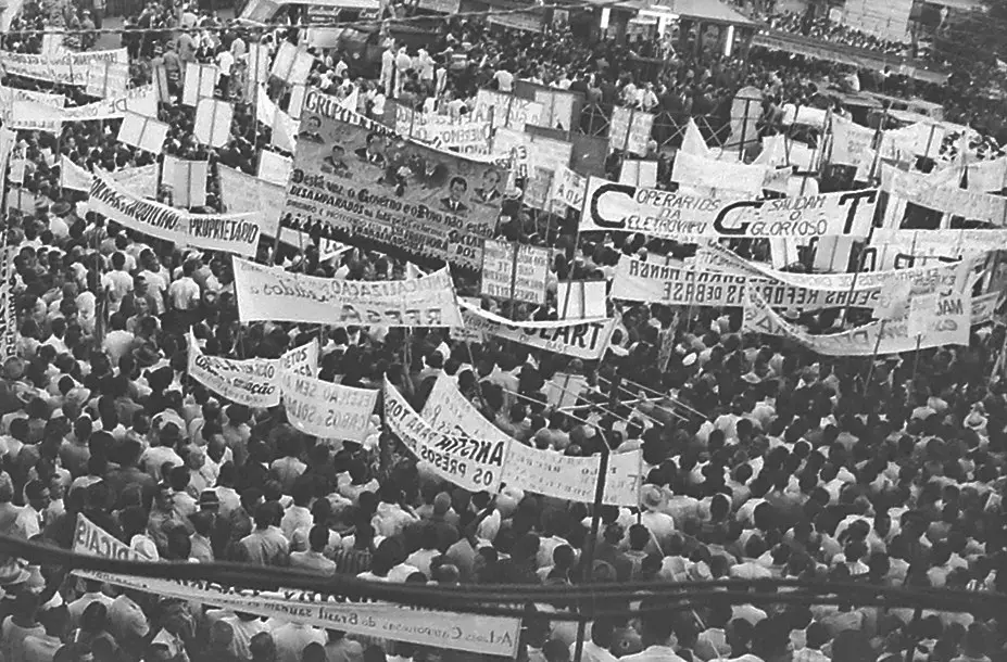 Multidão em comício na Central do Brasil, Rio de Janeiro, 1964.