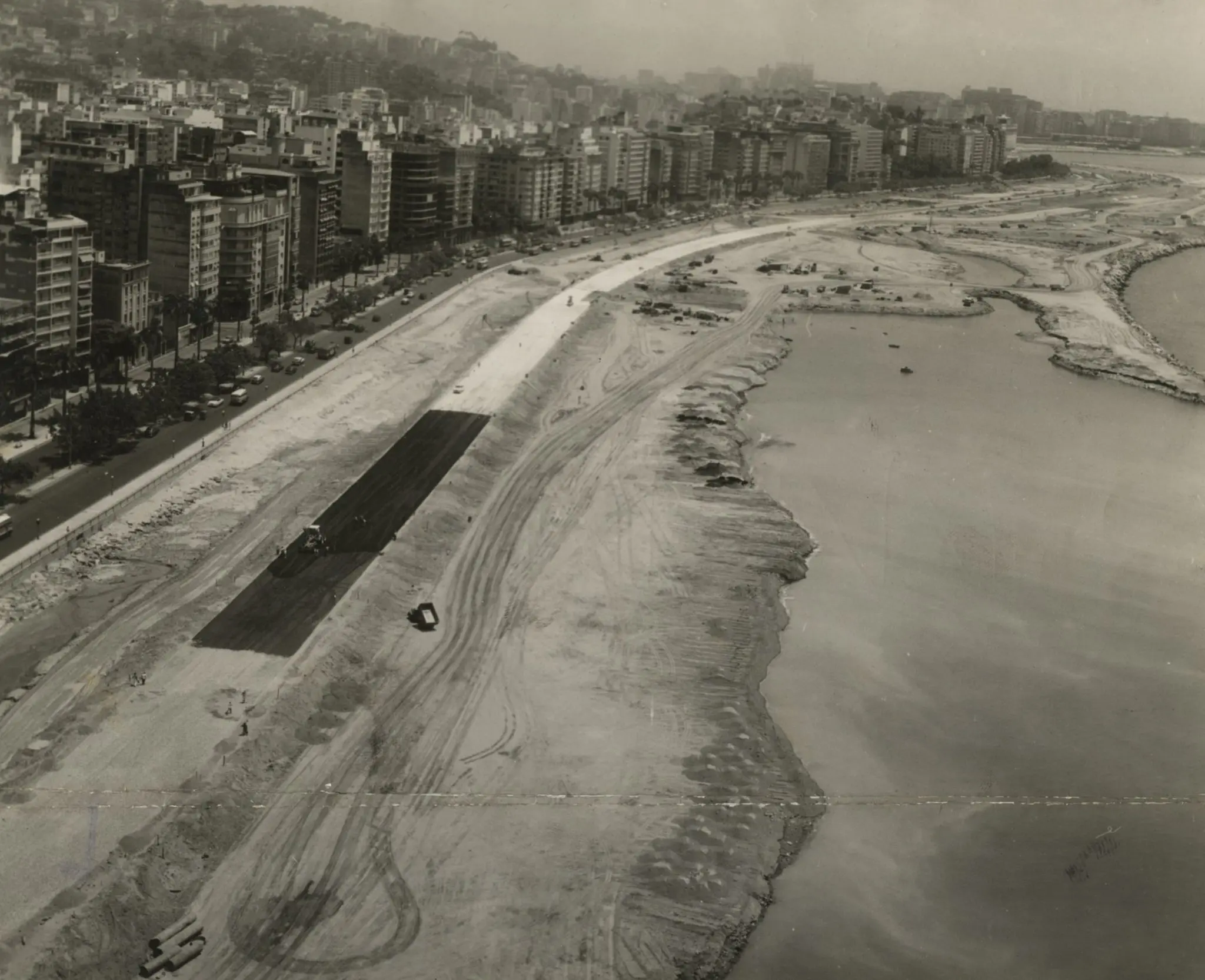 Paisagem urbana em preto e branco durante construção do Aterro do Flamengo.