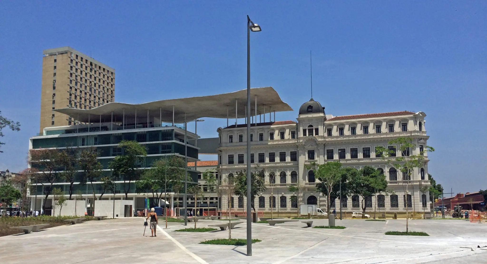 Praça Mauá, Rio de Janeiro, edifícios moderno e clássico, céu azul claro.