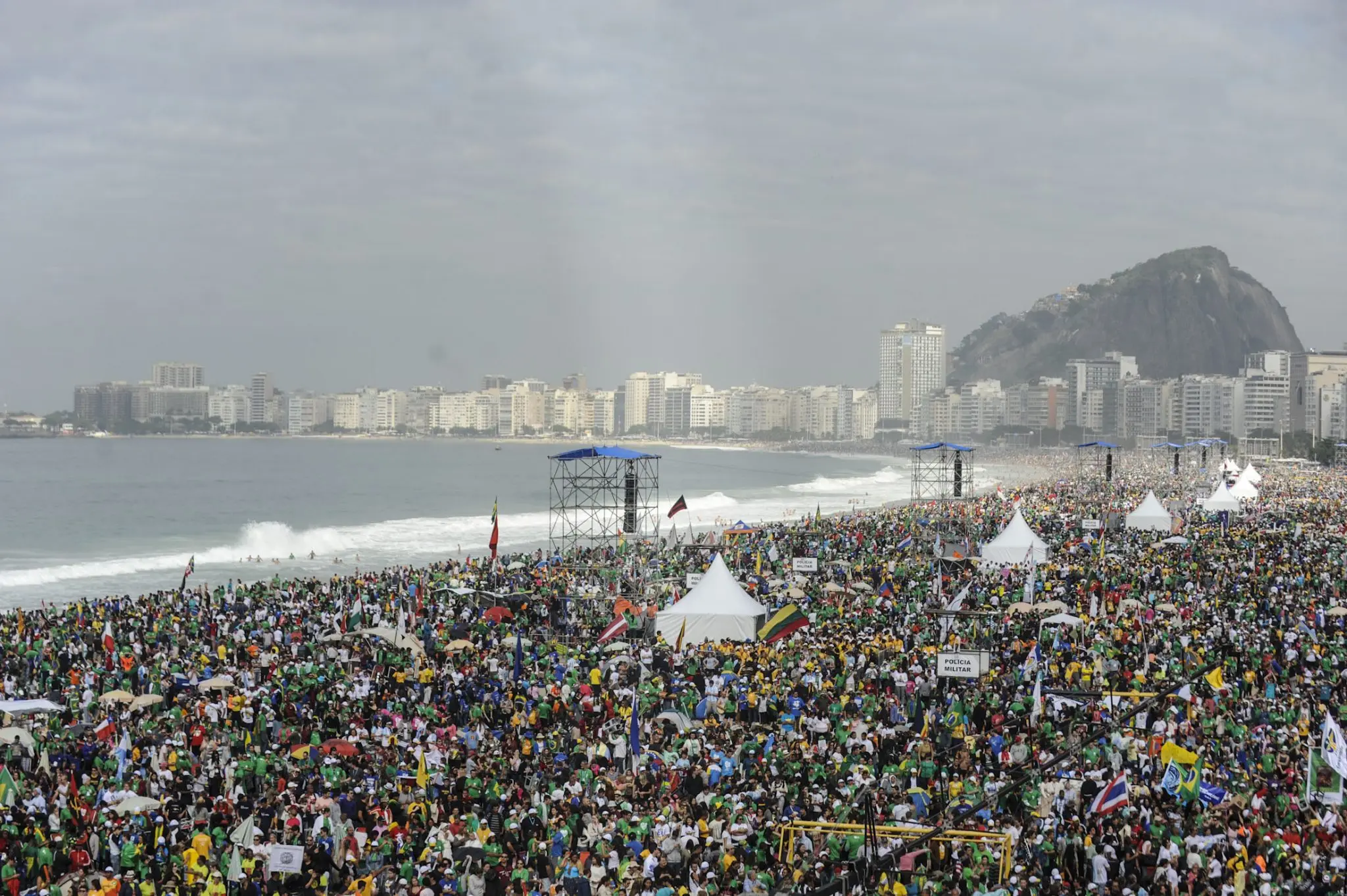 Aglomeração de pessoas na praia de Copacabana, Rio de Janeiro