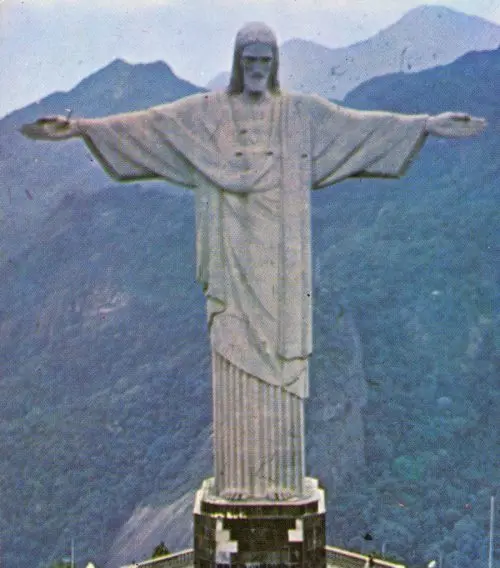 Monumento monumental em cenário montanhoso