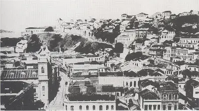Cidade histórica com casarios antigos em ladeiras.