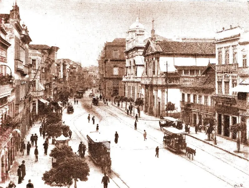 Uma cidade antiga com ruas movimentadas e construções ornamentadas.