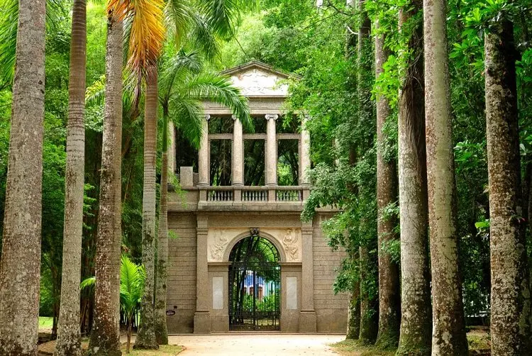 Edifício neoclássico em floresta densa.