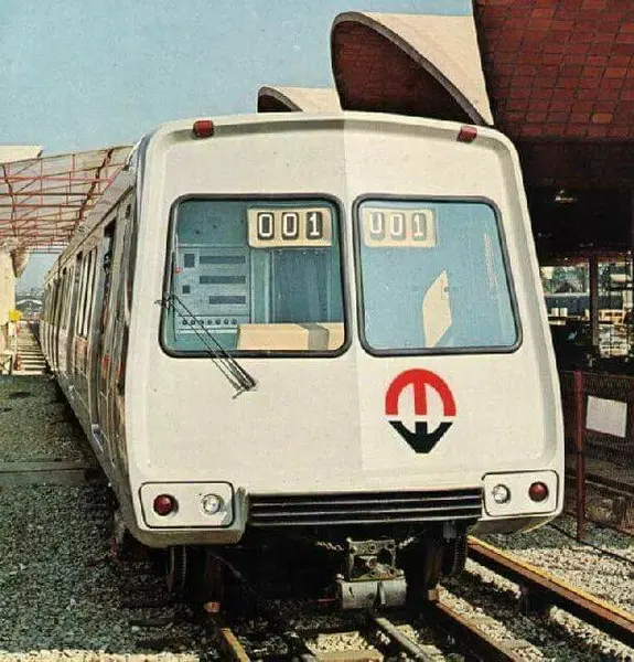 Trem metropolitano em estação, logotipo vermelho.