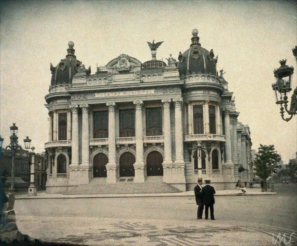 Teatro municipal antigo com arquitetura neoclássica e cúpulas.