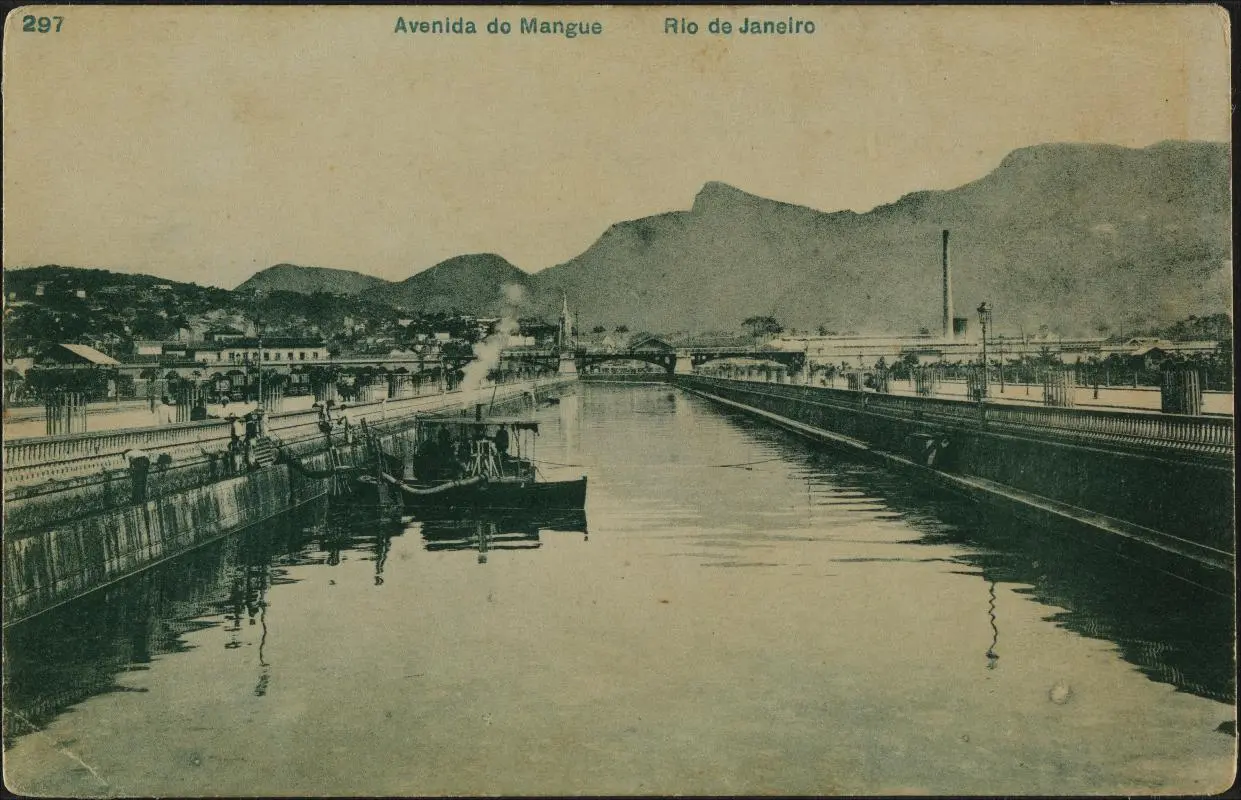 Cartão-postal da Avenida do Mangue em Rio de Janeiro, com construção, ponte, canal, montanha e fumaça de chaminé.