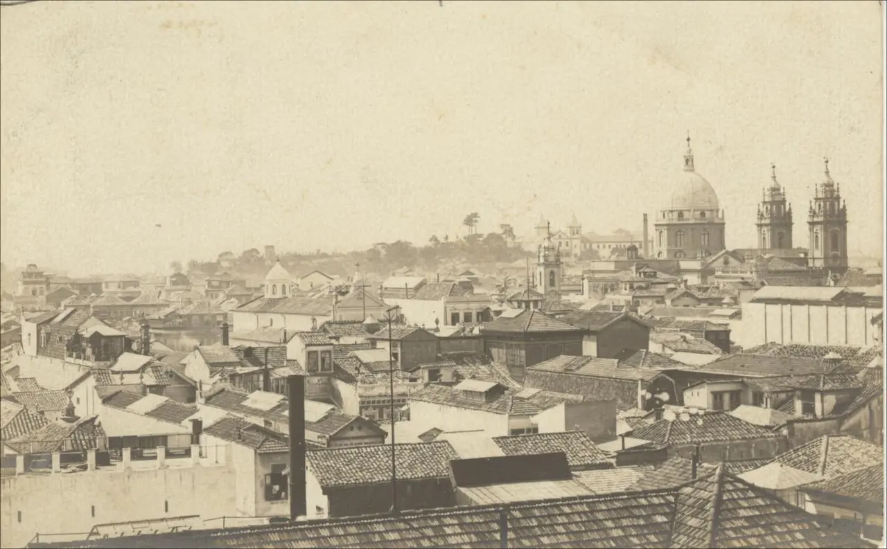 Cidade histórica do século XIX com igreja e torres.