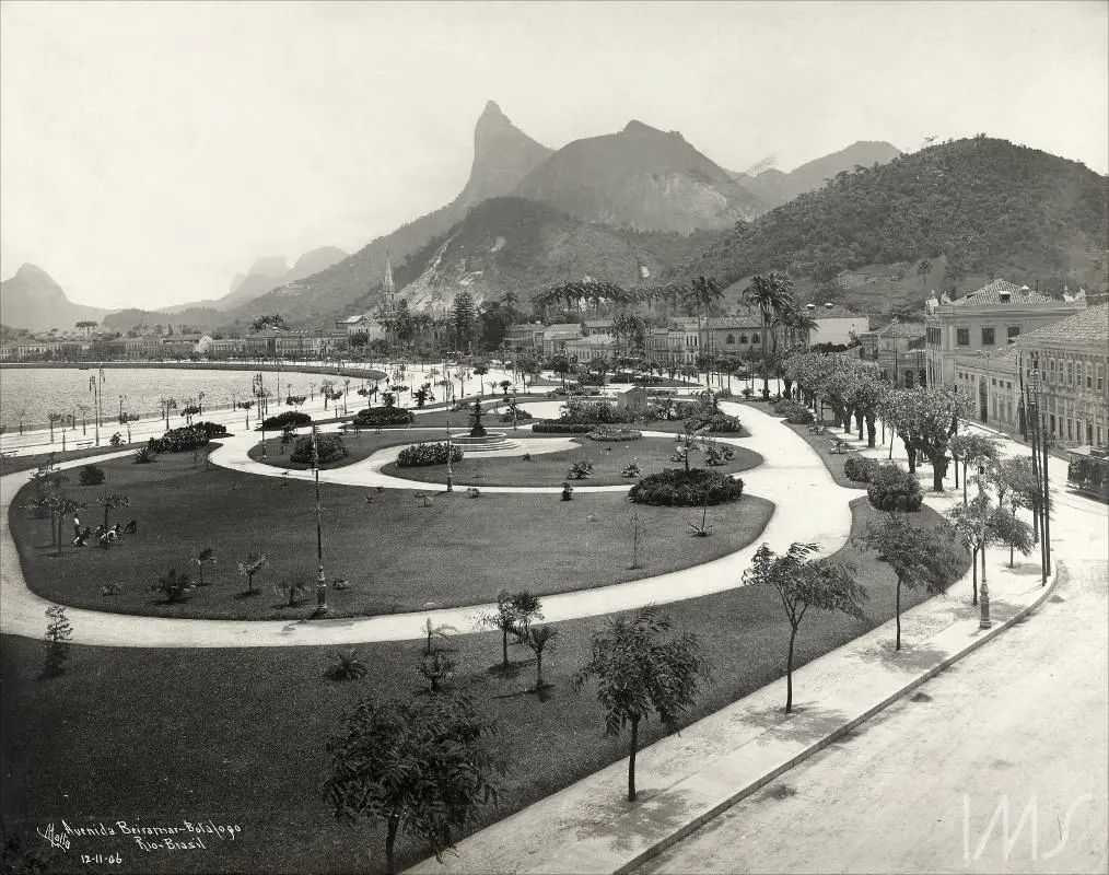 Parque e edifícios clássicos em avenida histórica.