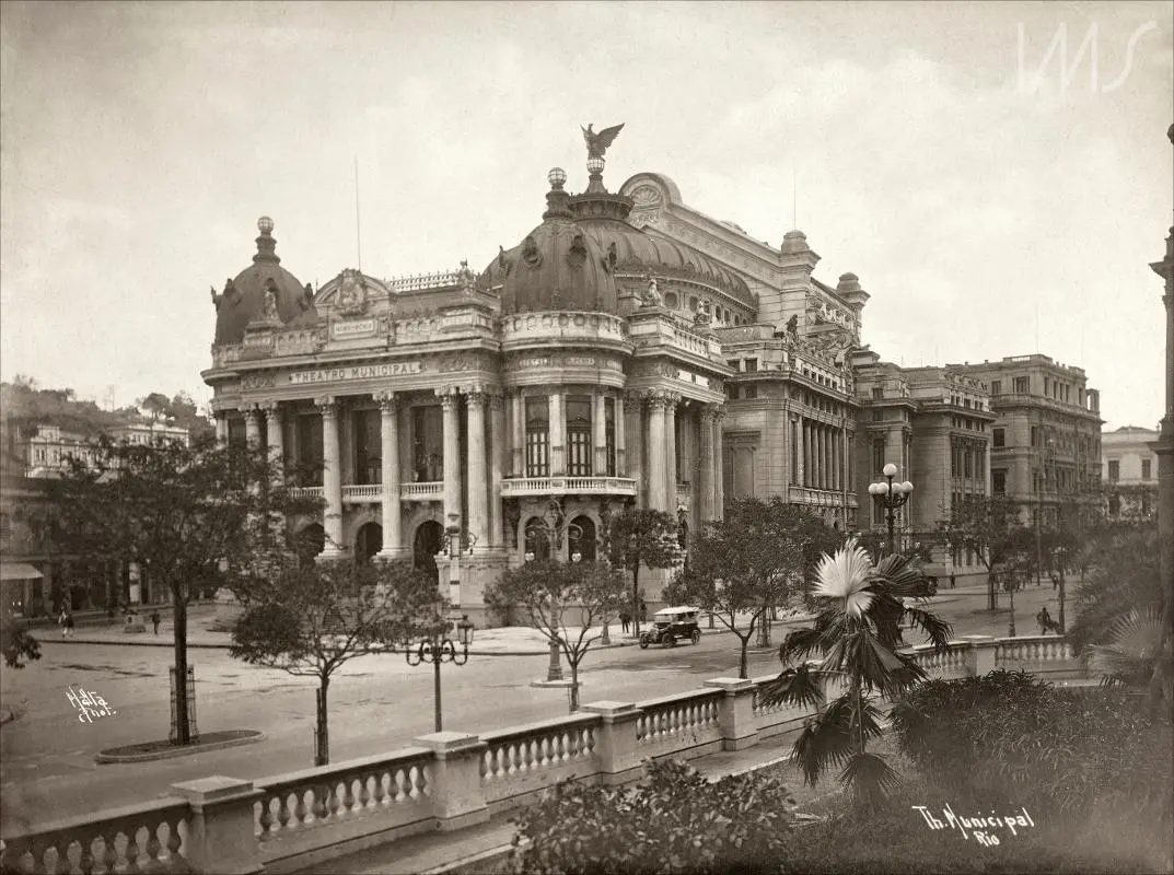 Theatro Municipal em preto e branco, com edifícios e árvores.