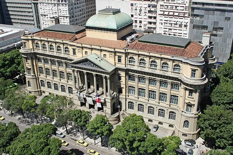 Biblioteca histórica em ambiente urbano