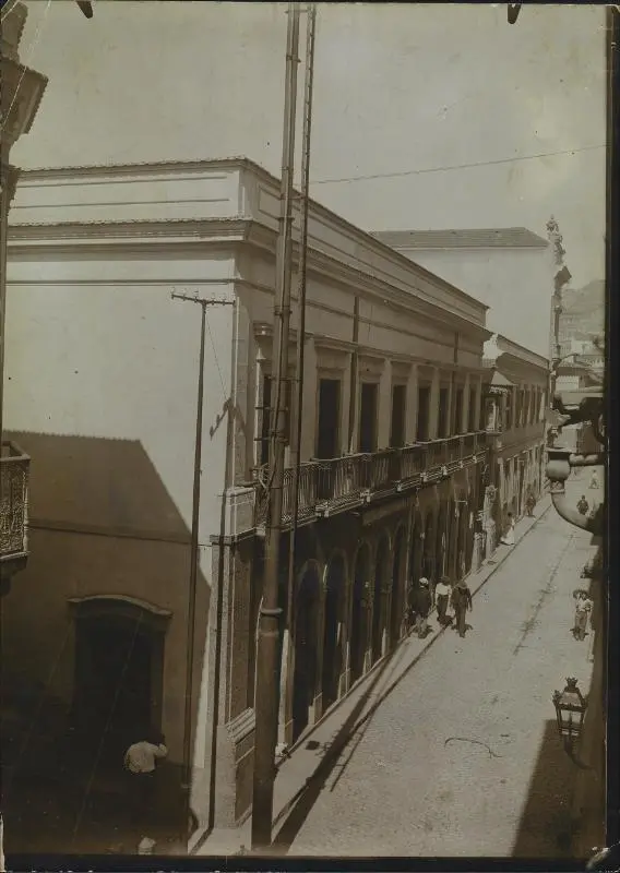 Edifícios urbanos em preto e branco.