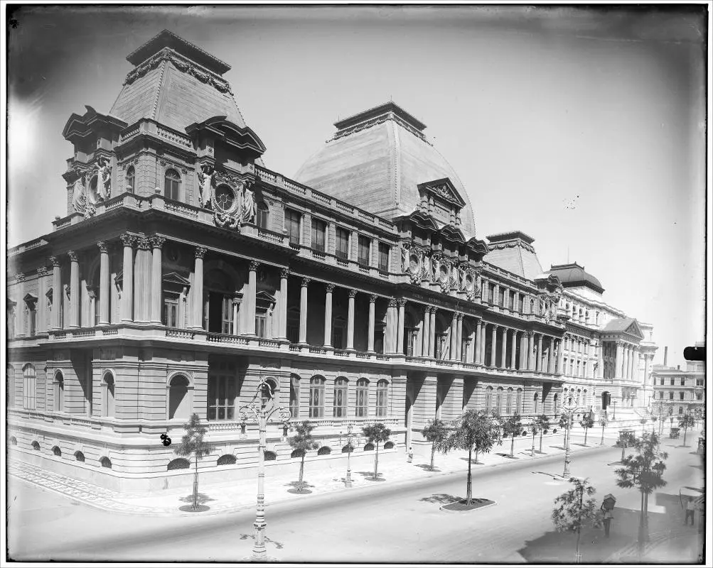 Edifício monumental com fachada detalhada e torres laterais.