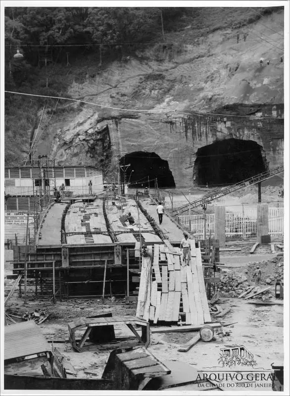 Canteiro de obras com túnel e escada.