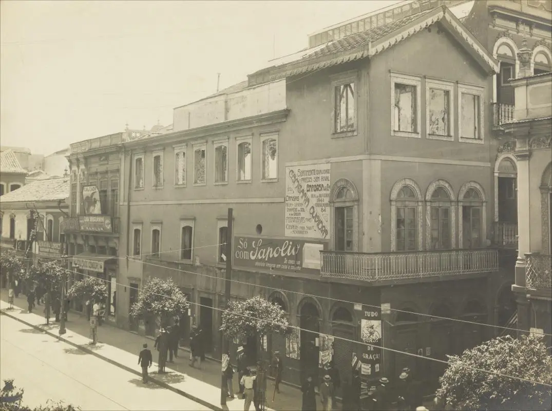 Edifícios antigos em uma rua urbana histórica.