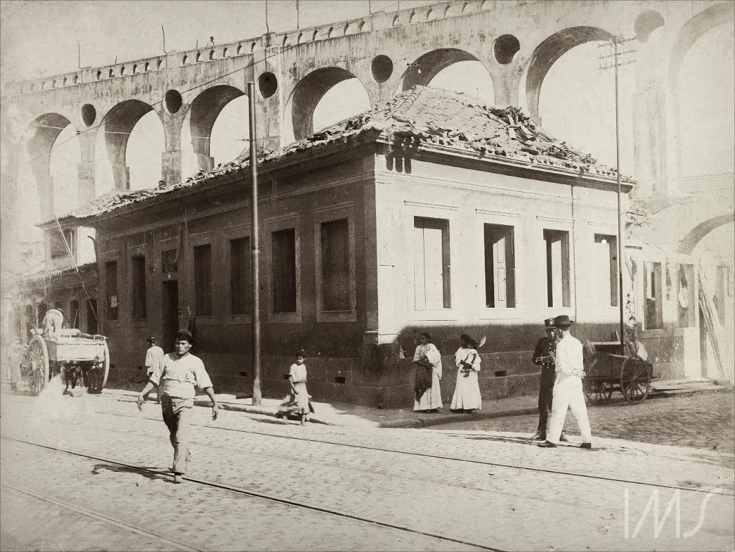 Aqueduto e edifício histórico em preto e branco, Rio de Janeiro.