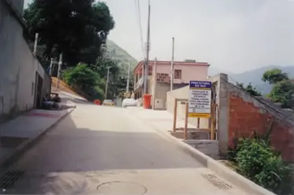 Uma rua residencial com edifícios e vegetação.
