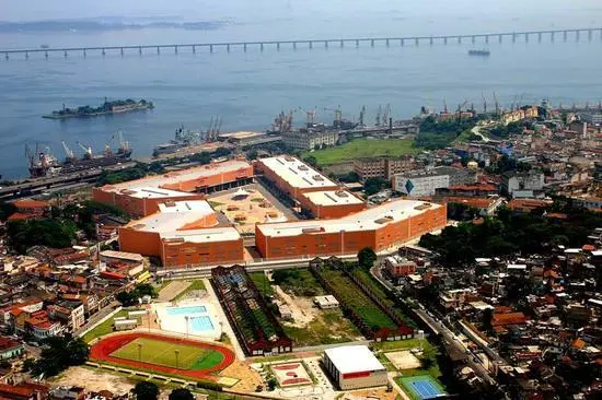 Complexo edilício urbano com porto e áreas residenciais.