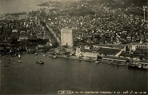 Cidade antiga vista aérea com rio, edifícios e estádio.