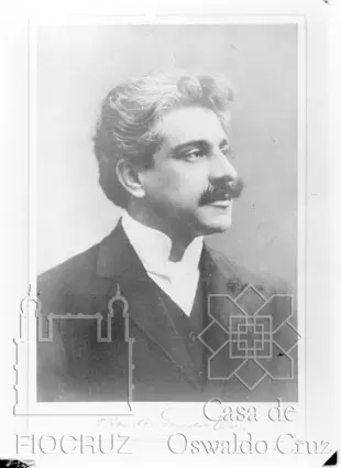 Homem adulto em terno clássico, Casa de Oswaldo Cruz, Fiocruz.