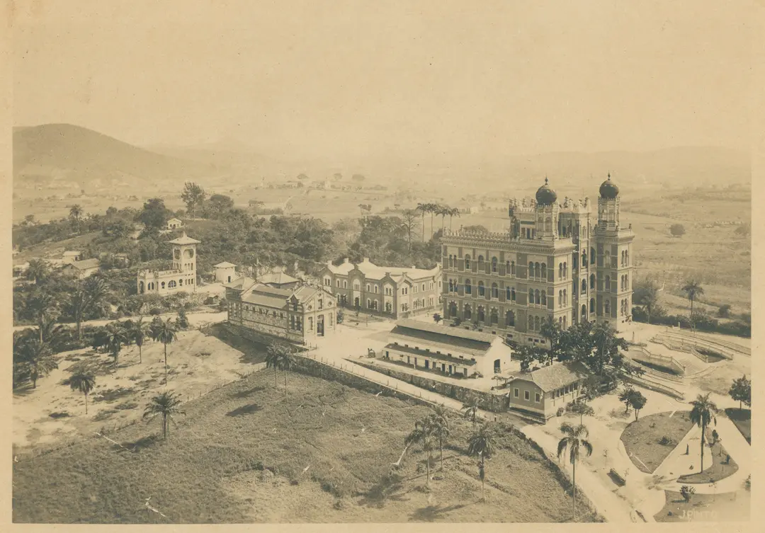 Complexo arquitetônico histórico em preto e branco.