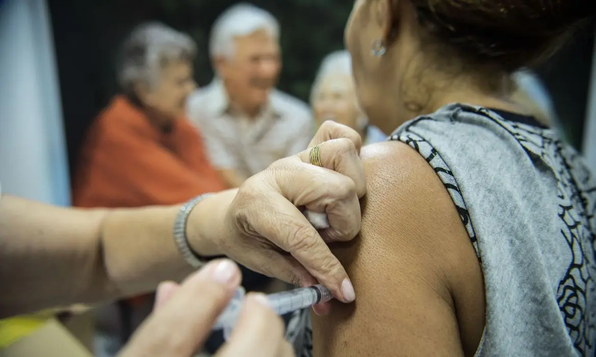 Campanha de vacinação contra a Influenza A (H1N1) em ambiente interno.