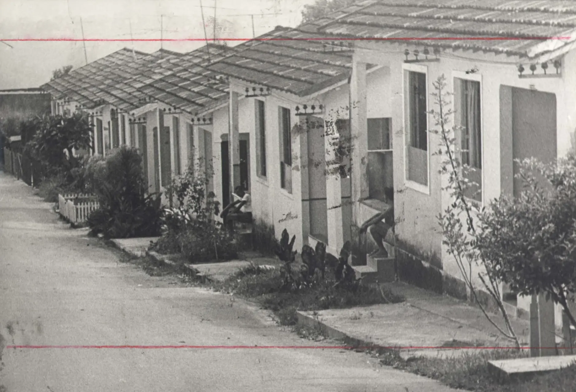 Colônia de casas em preto e branco, 1972