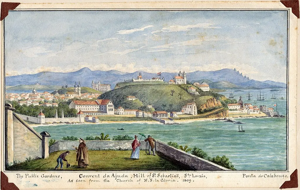 Pintura de vista panorâmica de cidade costeira com pessoas caminhando, jardim verde, colina, mar calmo e montanhas.