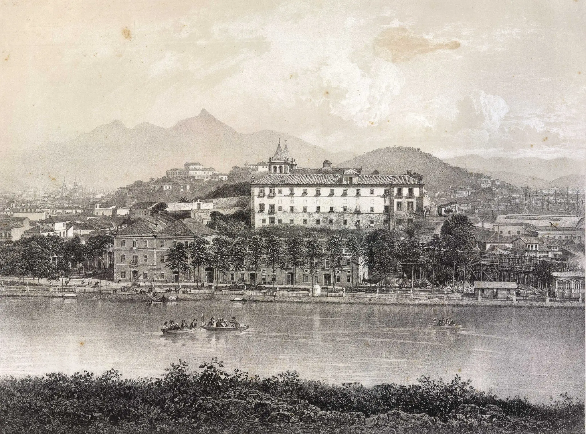 Gravura urbana com rio, árvores, edifícios e montanhas.