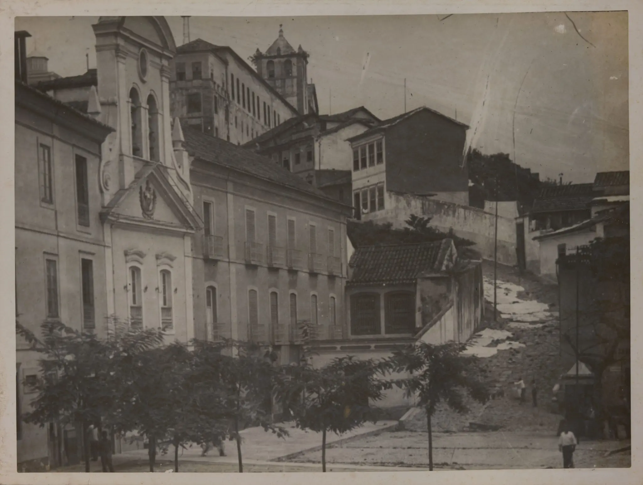 Rua com casarios históricos e edifícios variados.