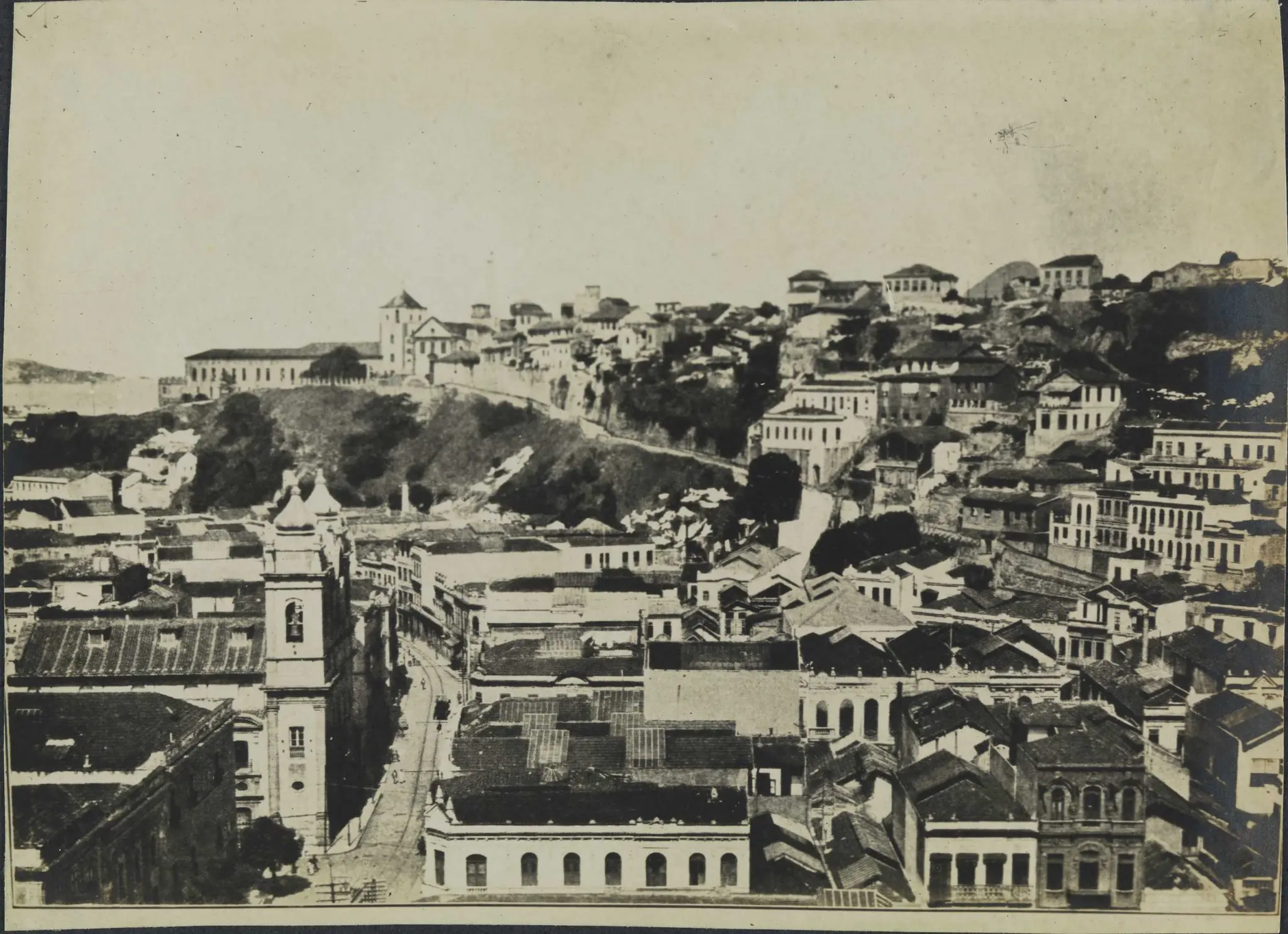 Cidade histórica com vista panorâmica, edifícios e igrejas.