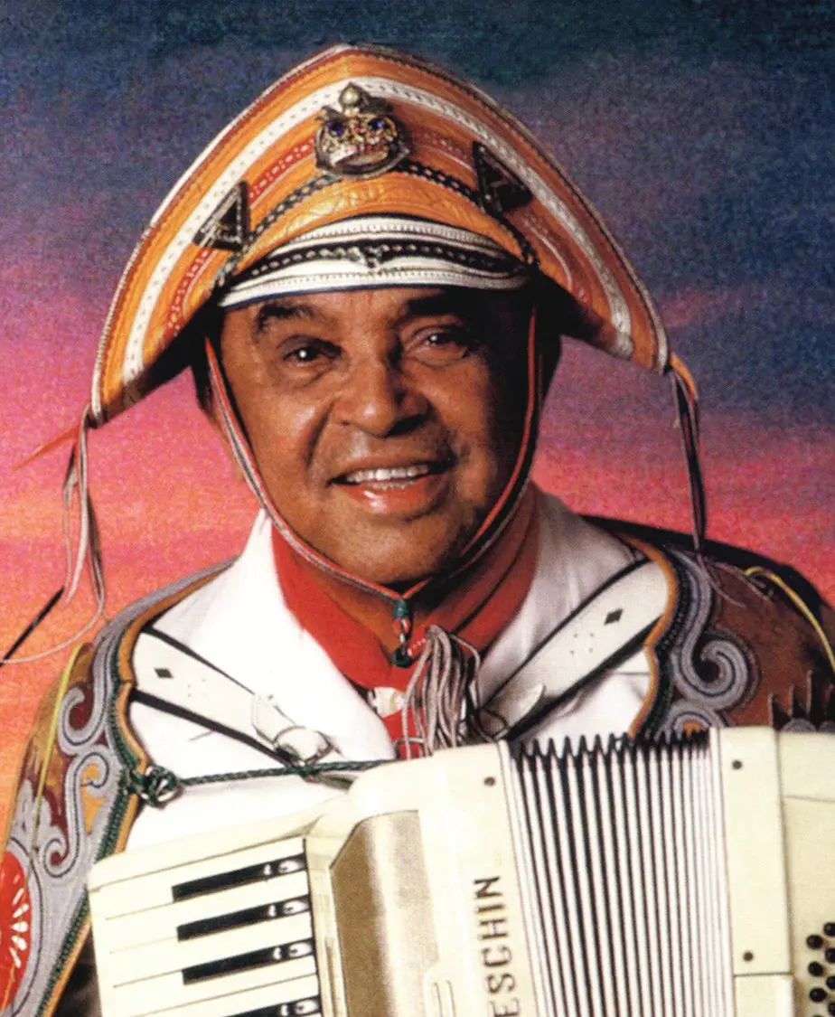 Músico nordestino com acordeon, trajes típicos.